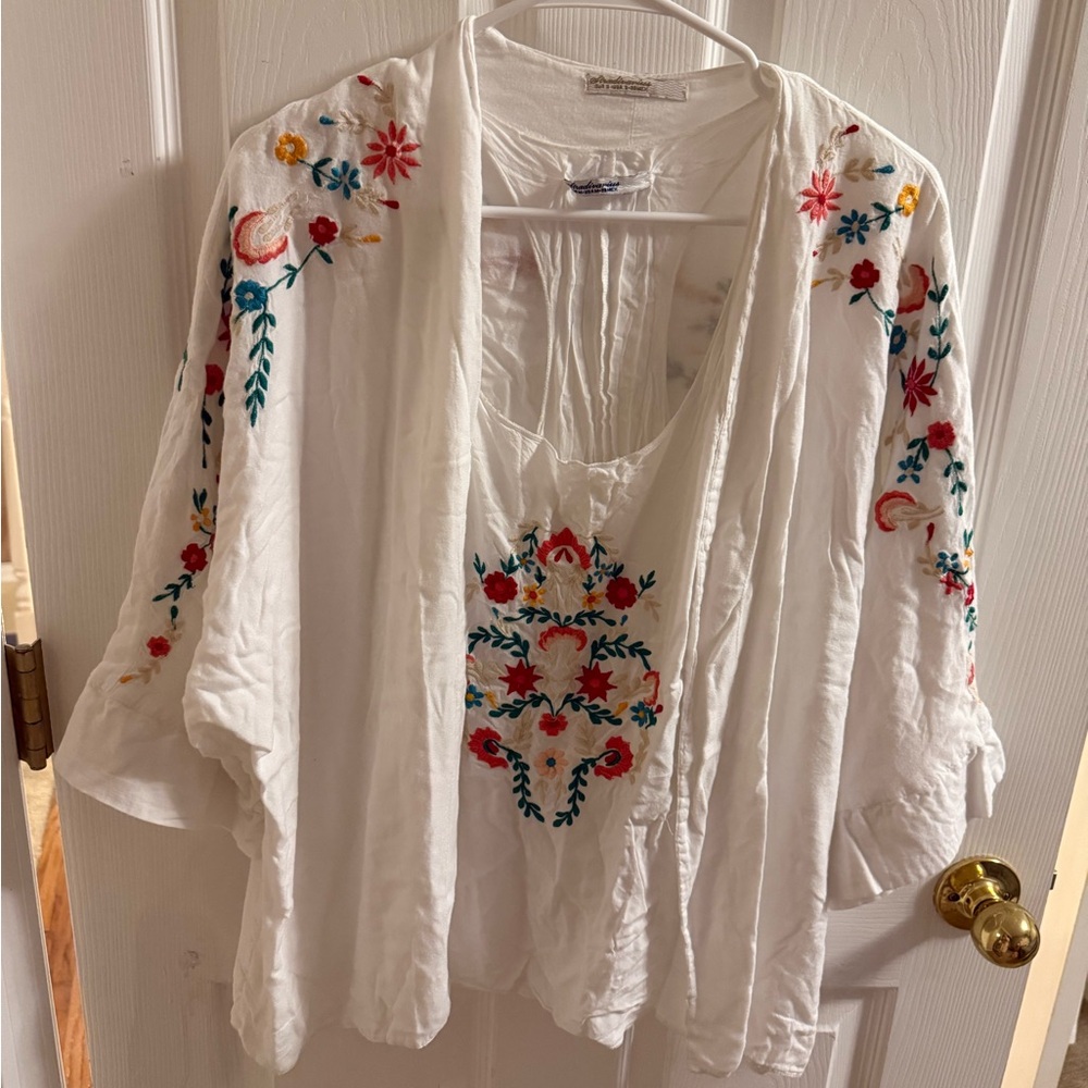 Stradivarius Embroidered Long sleeve and T-Shirt, 2 peaces.Size S-M.